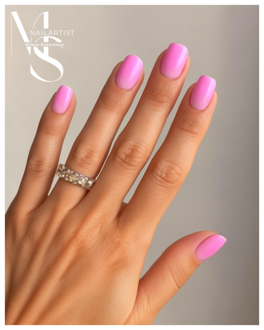 Händed mit pinkem Nagellack und einem silbernen Ring auf dem Ringfinger.