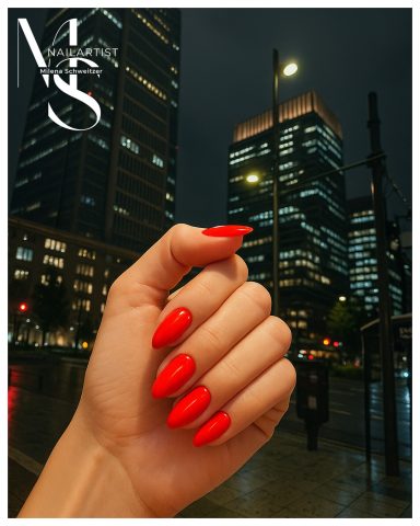 Rote Nägel vor einer Stadtlandschaft mit Hochhäusern bei Nacht.